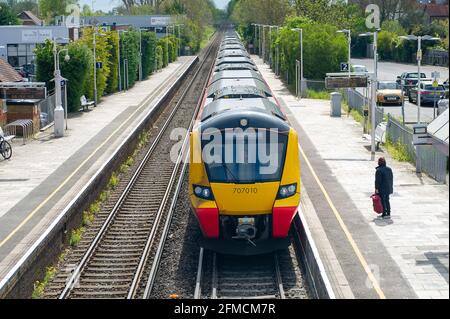 Datchet, Berkshire, Regno Unito. 4 maggio 2021. Stazione Datchet e attraversamento del livello. Il numero di pendolari e passeggeri che utilizzano i treni della ferrovia sud-occidentale rimane molto inferiore al normale dopo il Covid-19 Pandemic. Molte persone rimangono furlough e vengono pagate per rimanere a casa, tuttavia, è probabile che un maggior numero di persone cominceranno a utilizzare i treni una volta revocate le attuali restrizioni del Covid-19. Credito: Maureen McLean/Alamy Foto Stock