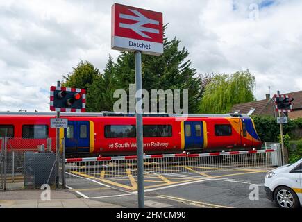 Datchet, Berkshire, Regno Unito. 4 maggio 2021. Stazione Datchet e attraversamento del livello. Il numero di pendolari e passeggeri che utilizzano i treni della ferrovia sud-occidentale rimane molto inferiore al normale dopo il Covid-19 Pandemic. Molte persone rimangono furlough e vengono pagate per rimanere a casa, tuttavia, è probabile che un maggior numero di persone cominceranno a utilizzare i treni una volta revocate le attuali restrizioni del Covid-19. Credito: Maureen McLean/Alamy Foto Stock