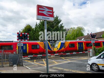 Datchet, Berkshire, Regno Unito. 4 maggio 2021. Stazione Datchet e attraversamento del livello. Il numero di pendolari e passeggeri che utilizzano i treni della ferrovia sud-occidentale rimane molto inferiore al normale dopo il Covid-19 Pandemic. Molte persone rimangono furlough e vengono pagate per rimanere a casa, tuttavia, è probabile che un maggior numero di persone cominceranno a utilizzare i treni una volta revocate le attuali restrizioni del Covid-19. Credito: Maureen McLean/Alamy Foto Stock