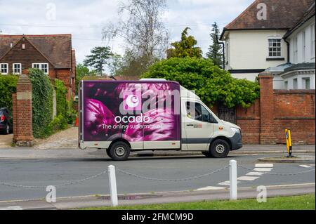 Datchet, Berkshire, Regno Unito. 4 maggio 2021. Un furgone di Ocado fuori che fa una consegna domestica. Molti acquirenti sono ancora hanno il loro shopping consegnato alle loro case dopo il Covid-19 Pandemic. Credito: Maureen McLean/Alamy Foto Stock