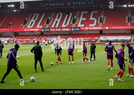 Sheffield, Regno Unito. 8 maggio 2021. Una visione generale dei giocatori che si scaldano durante la partita della Premier League a Bramall Lane, Sheffield. L'immagine di credito dovrebbe essere: Darren Staples / Sportimage Foto Stock