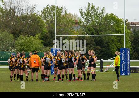 Londra, Regno Unito. 8 maggio 2021. Wasps Huddle durante il gioco Allianz Premier 15s tra Wasps FC Ladies e Bristol Bears Women a Twyford Avenue a Londra, Inghilterra. Credit: SPP Sport Press Photo. /Alamy Live News Foto Stock