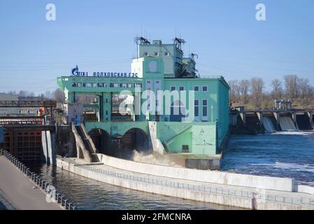 VOLKHOV, RUSSIA - 14 MAGGIO 2017: La costruzione della centrale idroelettrica Volkhov primo piano soleggiata maggio giorno Foto Stock