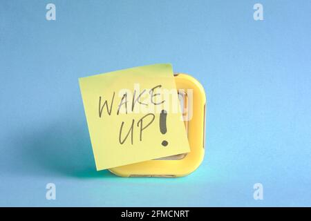 Messaggio di attivazione scritto sul pennarello dell'orologio giallo. Su sfondo blu. Foto Stock