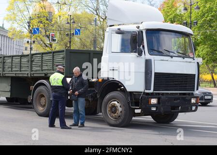 SAN PIETROBURGO, RUSSIA - 21 MAGGIO 2017: Controllo dei documenti del conducente di un camion, che viaggia senza targhe Foto Stock