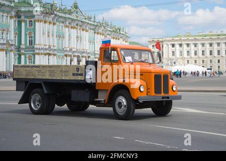 SAN PIETROBURGO, RUSSIA - 21 MAGGIO 2017: Uno degli ultimi camion della ditta 'Scania-Wabis' sulla sfilata annuale dei trasporti retrò Foto Stock