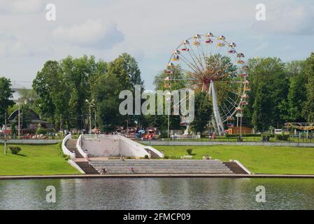 TVER, RUSSIA - 22 LUGLIO 2017: Ruota panoramica nel parco cittadino, sull'argine del fiume Volga Foto Stock