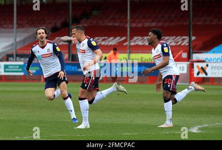 Antoni Sarcevic di Bolton Wanderers celebra il primo gol della partita durante la partita Sky Bet League Two presso il People's Pension Stadium di Crawley. Data immagine: Sabato 8 maggio 2021. Foto Stock