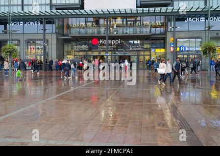 HELSINKI, FINLANDIA - 16 SETTEMBRE 2017: Una giornata di pioggia all'ingresso del centro commerciale e dei trasporti di Kamppi Foto Stock