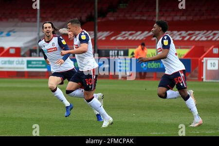 Antoni Sarcevic di Bolton Wanderers celebra il primo gol della partita durante la partita Sky Bet League Two presso il People's Pension Stadium di Crawley. Data immagine: Sabato 8 maggio 2021. Foto Stock