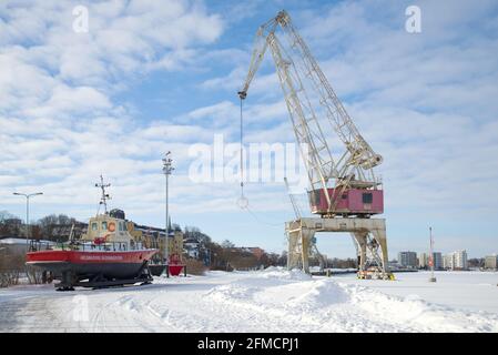 KOTKA, FINLANDIA-25 FEBBRAIO 2018: Giornata invernale al porto della città Foto Stock