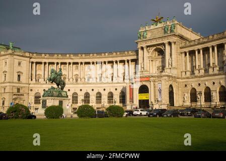 VIENNA, AUSTRIA - 26 APRILE 2018: Palazzo Hofburg sotto il cielo cupo in aprile sera Foto Stock