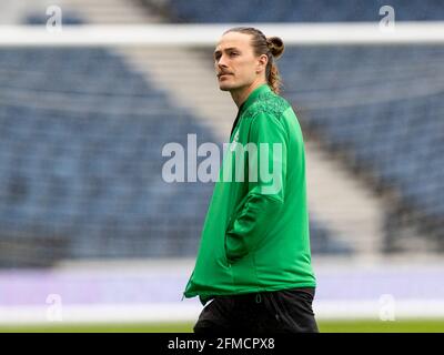 Hampden Park, Glasgow, Regno Unito. 8 maggio 2021. Scottish Cup Football, Dundee United contro Hibernian; Jackson Irvine di Hibernian ispeziona il campo Credit: Action Plus Sports/Alamy Live News Foto Stock