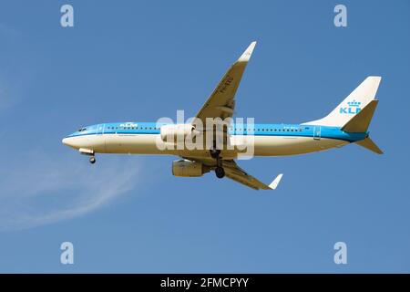 SAINT-PETERSBURG, RUSSIA - 08 MAGGIO 2018: Boeing 737-8BK (PH-BXU) aereo di KLM Royal Dutch Airlines su un percorso di planata contro un cielo blu Foto Stock