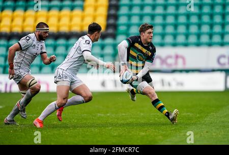 8 maggio 2021; Franklin Gardens, Northampton, East Midlands, Inghilterra; Premiership Rugby Union, Northampton Saints contro Gloucester; Tommy Freeman di Northampton Saints scarica un pass per l'ala Foto Stock