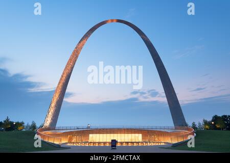 ST. LOUIS, MISSOURI - 25 AGOSTO 2018: Il Gateway Arch e il Centro visitatori nel Gateway Arch National Park all'alba. Foto Stock