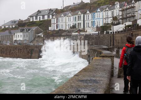 Cornovaglia, Regno Unito. 8 maggio 2021. La gente era fuori a piedi nonostante i venti estremamente forti a Porthleven, Cornovaglia. La temperatura era di 12C, la previsione è per pioggia e forti venti nei prossimi giorni. Credit: Keith Larby/Alamy Live News Foto Stock