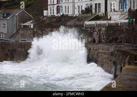 Cornovaglia, Regno Unito. 8 maggio 2021. Venti estremamente forti a Porthleven, Cornovaglia. Causa il mare ruvido a schiantarsi sopra il muro del porto. La temperatura era di 12C e la previsione è per pioggia e forti venti nei prossimi giorni. Credit: Keith Larby/Alamy Live News Foto Stock