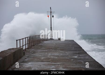 Cornovaglia, Regno Unito. 8 maggio 2021. Venti estremamente forti a Porthleven, Cornovaglia. Causa il mare ruvido a schiantarsi sopra il muro del porto. La temperatura era di 12C e la previsione è per pioggia e forti venti nei prossimi giorni. Credit: Keith Larby/Alamy Live News Foto Stock