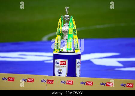 Oakwell, Barnsley, Inghilterra - 8 maggio 2021 il trofeo di campionato prima della presentazione a Norwich dopo il gioco Barnsley contro Norwich City, Sky Bet EFL Championship 2020/21, a Oakwell, Barnsley, Inghilterra - 8 maggio 2021 Credit: Arthur Haigh/WhiteRosePhotos/Alamy Live News Oakwell, Barnsley, Inghilterra - 8 maggio 2021 durante il gioco Barnsley contro Norwich City, Sky Bet EFL Championship 2020/21, a Oakwell, Barnsley, Inghilterra - 8 maggio 2021 Credit: Arthur Haigh/WhiteRosePhotos/Alamy Live News Foto Stock