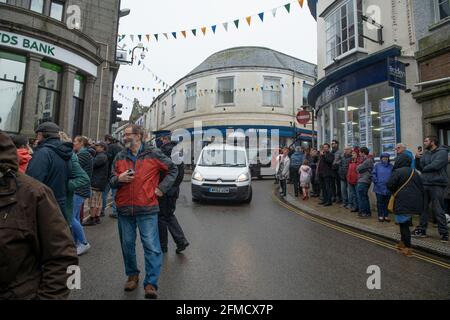 Cornovaglia, Regno Unito. 8 maggio 2021. Helston CornwallFlora giorno 8-04-2021, polizia tenere un occhio da vicino sulla piccola folla che si era riunito nel centro di Helston, Helston Cornwall flora giorno annullato ancora nel 2021 credito: kathleen bianco / Alamy Live News credito: kathleen bianco / Alamy Live News Foto Stock