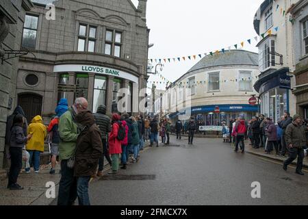 Cornovaglia, Regno Unito. 8 maggio 2021. Helston CornwallFlora giorno 8-04-2021, polizia tenere un occhio da vicino sulla piccola folla che si era riunito nel centro di Helston, Helston Cornwall flora giorno annullato ancora nel 2021 credito: kathleen bianco / Alamy Live News credito: kathleen bianco / Alamy Live News Foto Stock