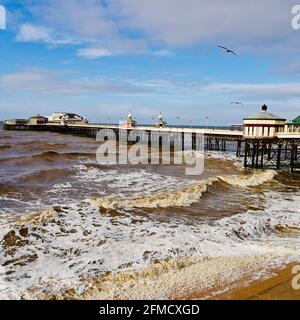 Mare accidentato al molo nord di Blackpool Foto Stock