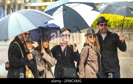 Preston, Lancashire, Regno Unito. 8 maggio 2021. Regno Unito Meteo; attori in paky blinders - il premiato dramma del crimine del periodo - sono stati avvistati girando oggi in Lancashire, con la sua squadra che spara scene in un popolare parco cittadino. Credit MediaWorldImages/AlamyLiveNews Foto Stock