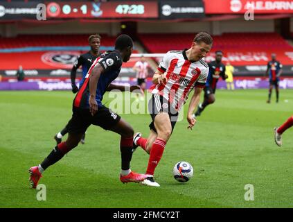 Sheffield, Regno Unito. 8 maggio 2021. Sander Berge di Sheffield Utd si batte con Tyrick Mitchell di Crystal Palace durante la partita della Premier League a Bramall Lane, Sheffield. Il credito immagine dovrebbe essere: Simon Bellis/ Sportimage Foto Stock