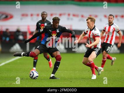 Sheffield, Inghilterra, 8 maggio 2021. Ben Osborn di Sheffield Utd con Wilfried Zaha di Crystal Palace durante la partita della Premier League a Bramall Lane, Sheffield. Il credito immagine dovrebbe essere: Simon Bellis/ Sportimage Foto Stock