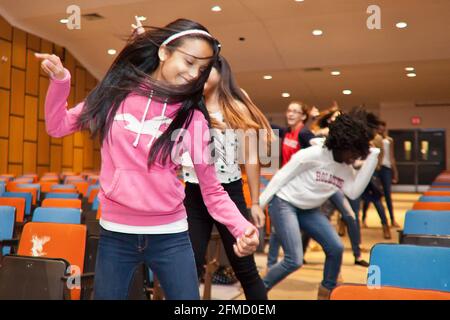 Gli studenti provano per uno spettacolo nell'auditorium della scuola Foto Stock