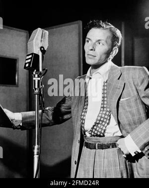 Frank Sinatra con microfono, in studio, foto in bianco e nero di William Gottlieb. Foto Stock