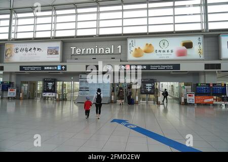 Tokoname, Giappone. 07 maggio 2021. I viaggiatori che indossano maschere hanno visto camminare al terminal dell'aeroporto internazionale di Chubu Centrair. Il Giappone estende lo stato di emergenza fino alla fine di maggio e rafforza le misure di blocco in quanto il numero di casi di infezione rimane elevato in mezzo alla pandemia di coronavirus. Credit: SOPA Images Limited/Alamy Live News Foto Stock