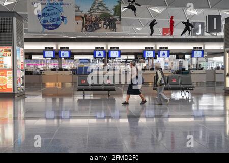 Tokoname, Giappone. 07 maggio 2021. I viaggiatori che indossano maschere hanno visto camminare al terminal dell'aeroporto internazionale di Chubu Centrair. Il Giappone estende lo stato di emergenza fino alla fine di maggio e rafforza le misure di blocco in quanto il numero di casi di infezione rimane elevato in mezzo alla pandemia di coronavirus. Credit: SOPA Images Limited/Alamy Live News Foto Stock