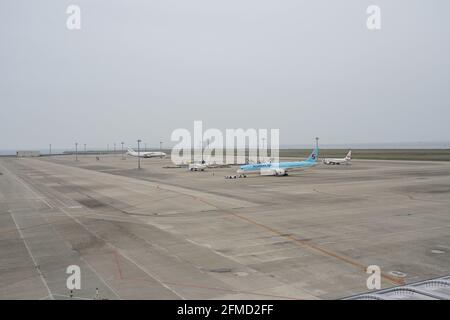 Tokoname, Giappone. 07 maggio 2021. Un aereo coreano visto in un desertato aeroporto internazionale di Chubu Centrair. Il Giappone estende lo stato di emergenza fino alla fine di maggio e rafforza le misure di blocco in quanto il numero di casi di infezione rimane elevato in mezzo alla pandemia di coronavirus. Credit: SOPA Images Limited/Alamy Live News Foto Stock