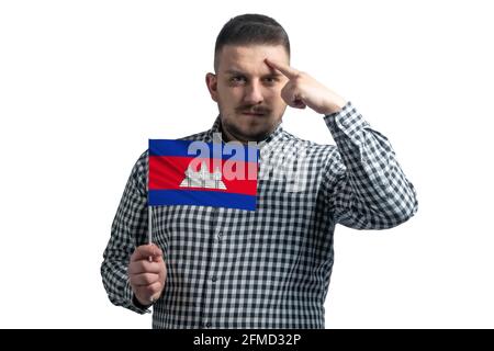 Ragazzo bianco che tiene una bandiera della Cambogia e un dito tocca il tempio sulla testa isolato su uno sfondo bianco. Foto Stock