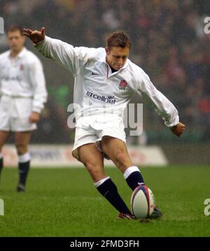 JONNY WILKINSON PRENDE UNA PENA. INGHILTERRA V AUSTRALIA A TWICKENHAM Foto Stock