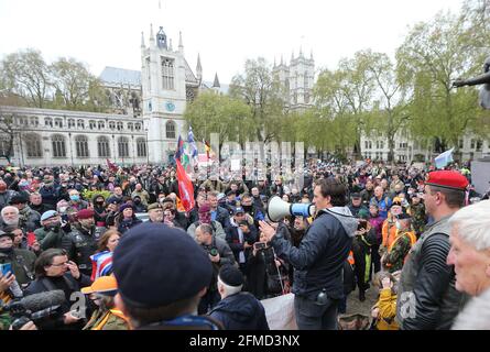 Londra, Inghilterra, Regno Unito. 8 maggio 2021. I manifestanti guidati dal ministro della Difesa e dai veterani JOHNNY MERCER hanno organizzato il rally 'RESPECT Our Veterans'' di London Parliament Square dopo il controverso processo contro due paracadutisti accusati di aver assassinato il leader ufficiale dell'IRA Joe McCann è effettivamente crollato nel Regno Unito. Mercer - che ha lasciato il suo ruolo ministeriale dopo aver espresso frustrazione per la mancanza di progressi in materia di legislazione per proteggere i veterani britannici che hanno prestato servizio durante i problemi dal processo - aveva partecipato anche al Belfast Crown Court la settimana scorsa. (Credit Image: © Tayfun SAL Foto Stock