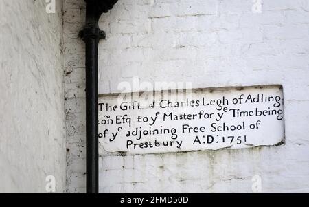 Avviso storico datato 1751 su un albergo elencato in Prestbury Foto Stock