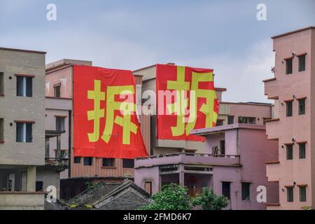 Guangzhou, Cina. 1 MAGGIO 2021. Edifici in fase di demolizione, parzialmente abbattuti e da sostituire con nuovi blocchi di appartamenti. Foto Stock