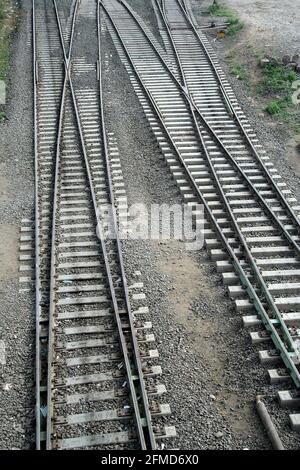 Ripresa di un labirinto di binari che cambia la pista di coppie di binari ferroviari Foto Stock