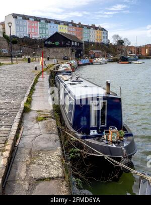 Redcliffe Wharf e le case colorate della Redcliffe Parade presso il porto galleggiante di Bristol Foto Stock