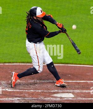 Baltimora, Stati Uniti. 07 maggio 2021. Il Freddy Galvis di Baltimora Orioles fa un passo contro i Boston Red Sox durante il secondo assalto all'Oriole Park a Camden Yards a Baltimora venerdì 7 maggio 2021. (Foto di Karl Merton Ferron/Baltimore Sun/TNS/Sipa USA) Credit: Sipa USA/Alamy Live News Foto Stock