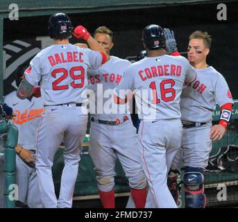 Baltimora, Stati Uniti. 07 maggio 2021. I compagni di squadra dei Boston Red Sox si congratulano con Bobby Dalbec (29) dopo la sua corsa a casa a tre run contro i Baltimore Orioles durante un quarto assottigliamento a quattro run presso Oriole Park a Camden Yards a Baltimora venerdì 7 maggio 2021. (Foto di Karl Merton Ferron/Baltimore Sun/TNS/Sipa USA) Credit: Sipa USA/Alamy Live News Foto Stock