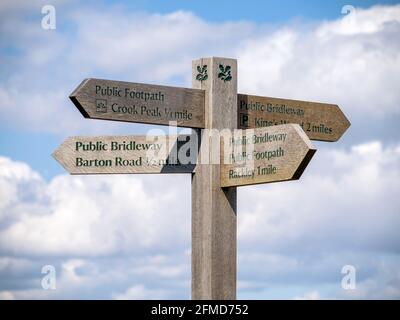 Segnale del National Trust a un incrocio dei principali sentieri sul Crook Peak nelle colline Mendip del Somerset UK Foto Stock