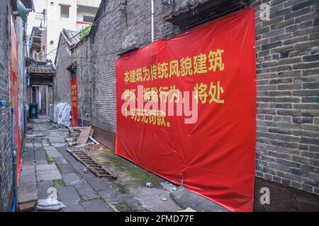 Guangzhou, Cina. 1 MAGGIO 2021. Edifici in fase di demolizione, parzialmente abbattuti e da sostituire con nuovi blocchi di appartamenti. Foto Stock