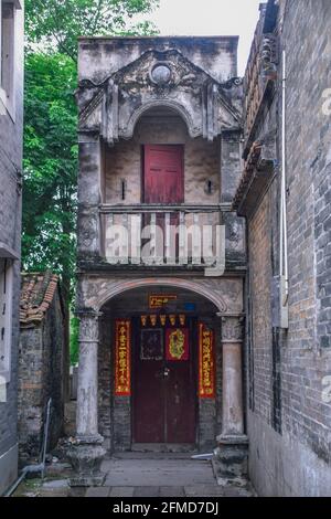 Guangzhou, Cina. 1 MAGGIO 2021. Edifici in fase di demolizione, parzialmente abbattuti e da sostituire con nuovi blocchi di appartamenti. Foto Stock