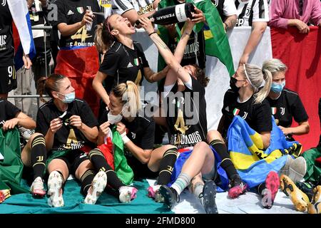 Torino, Italia. 8 maggio 2021. I giocatori della Juventus festeggiano alla fine della Serie femminile UNA partita di calcio tra Juventus FC e Napoli allo stadio Ale & Ricky di Vinovo ( Torino ) l'8 maggio 2021. Juventus FC ha vinto il suo quarto campionato italiano consecutivo vincendo 20 partite su 20. Photo Giuliano Marchisciano/OnePusNine/Insidiefoto Credit: Insidiefoto srl/Alamy Live News Foto Stock