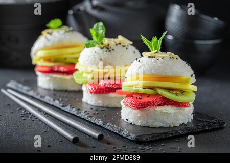 Hamburger dolce sush con frutta tropicale fresca come dessert giapponese. Cucina giapponese. Foto Stock