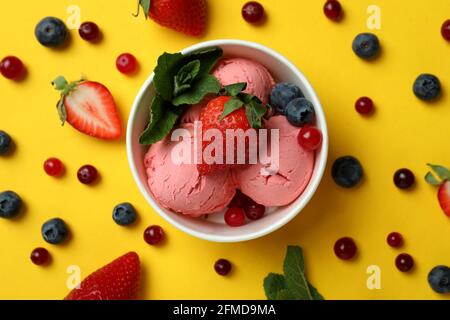 Gelato alla frutta e ingredienti su sfondo giallo Foto Stock